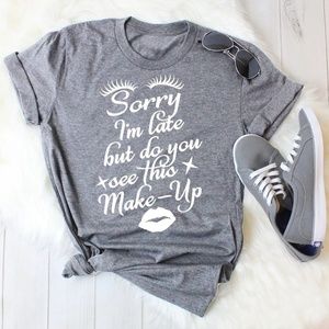 Gray graphic tee, But do you see this makeup